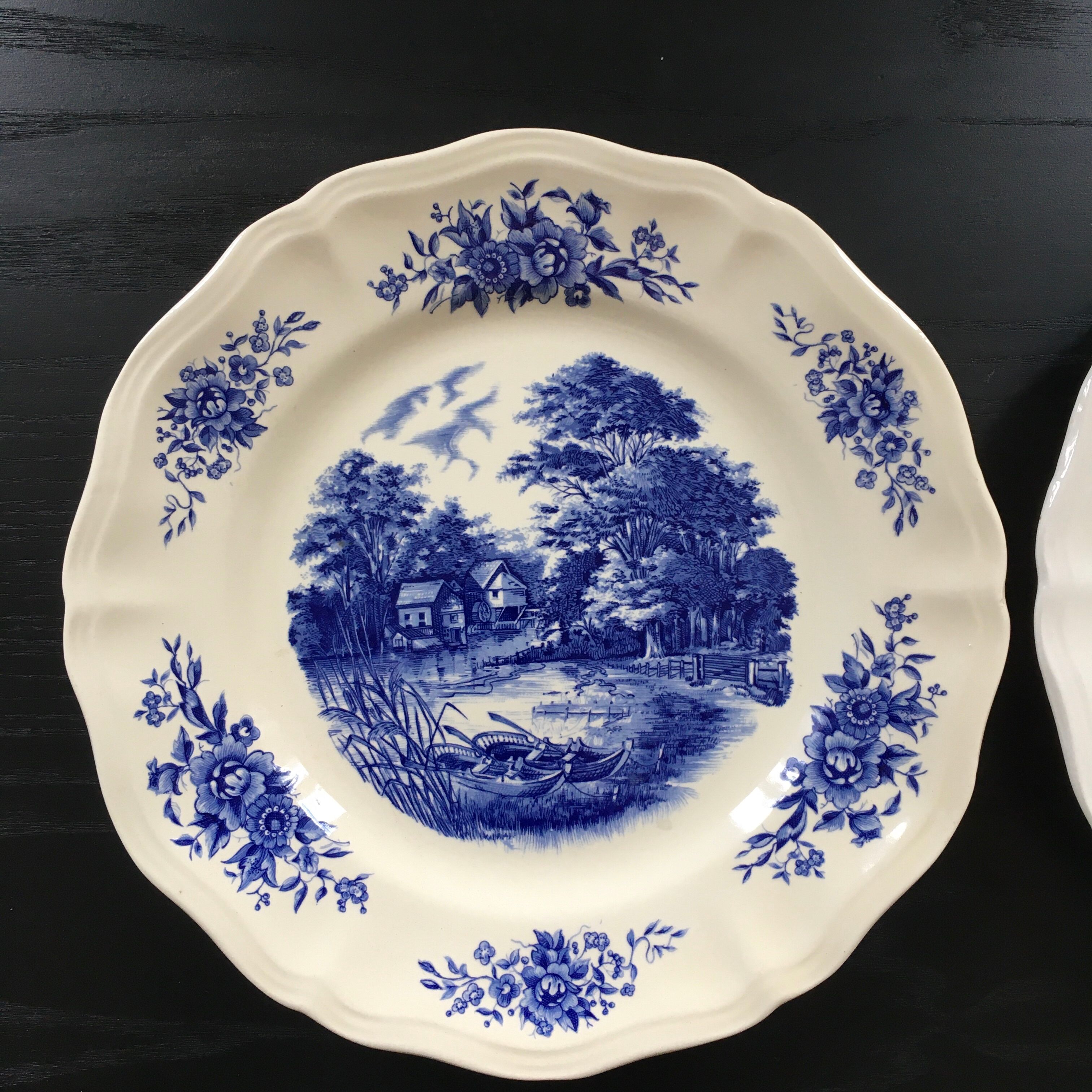 Set of 2 Romantic blue decorative plates