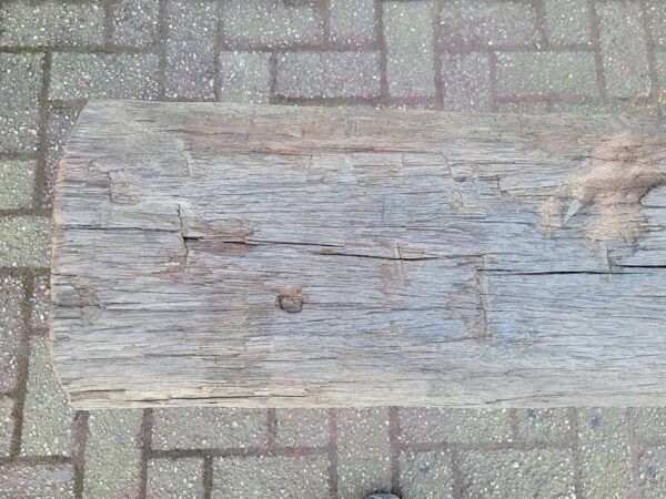 Banc en fonte de style campagnard français avec vieille planche de bois rustique