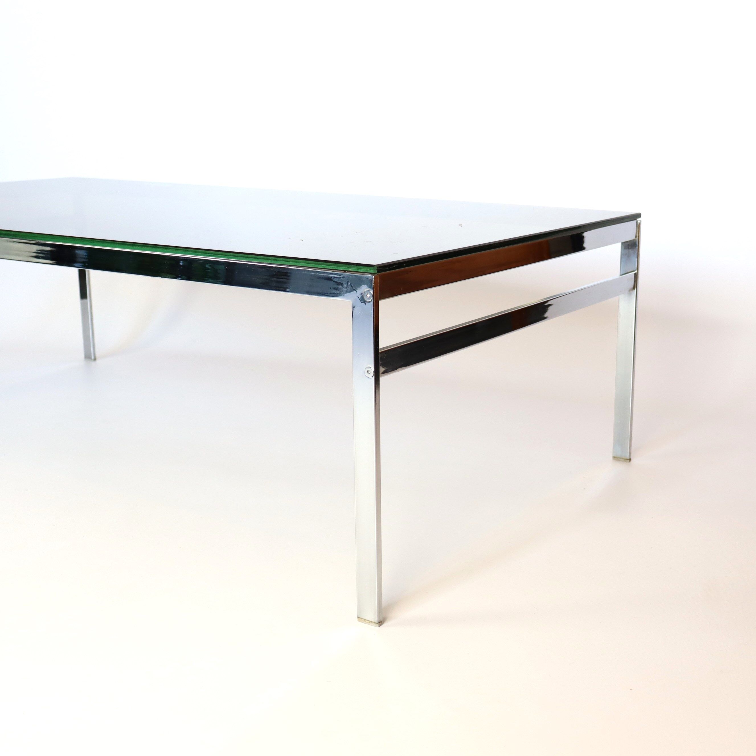 Table basse chrome et verre fumé années 60