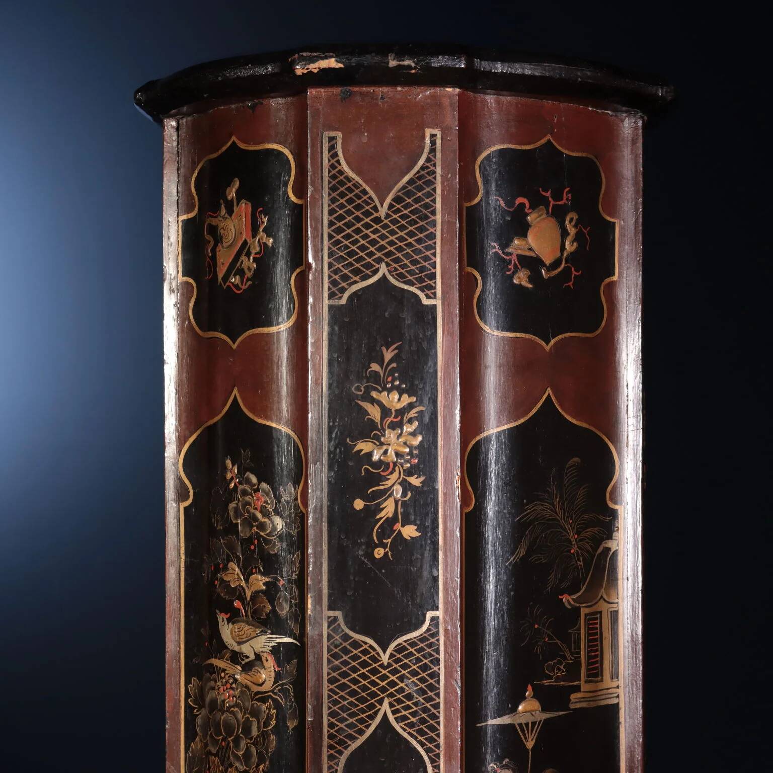 Pair of pedestal columns in chinoiserie style