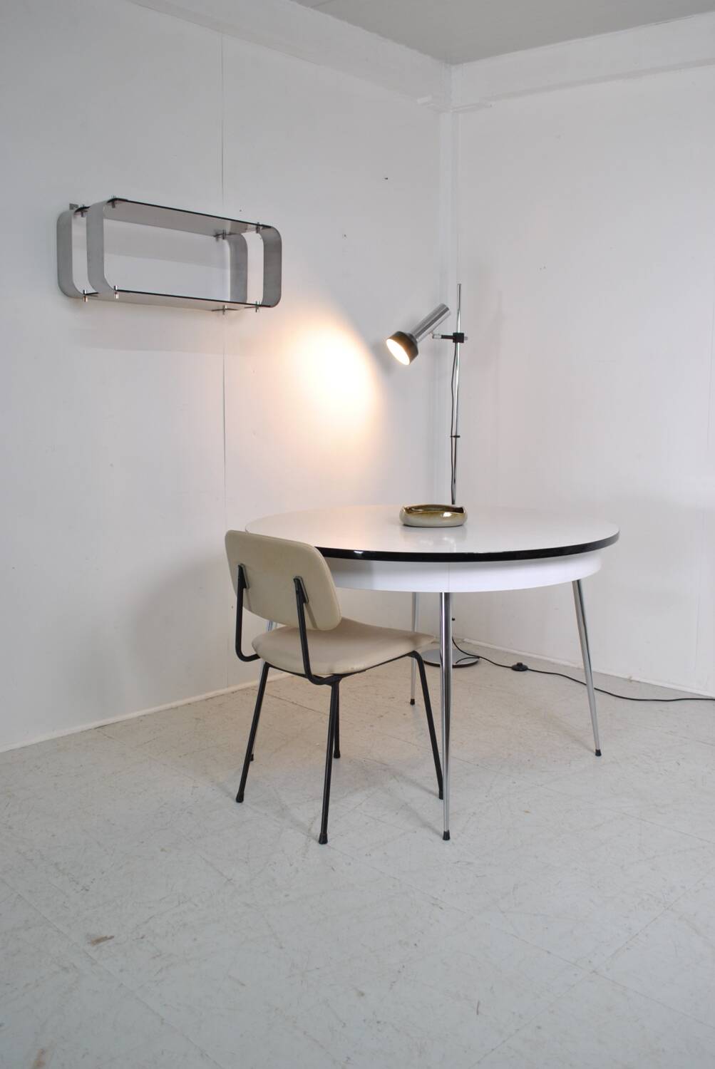 Round Formica table 1970