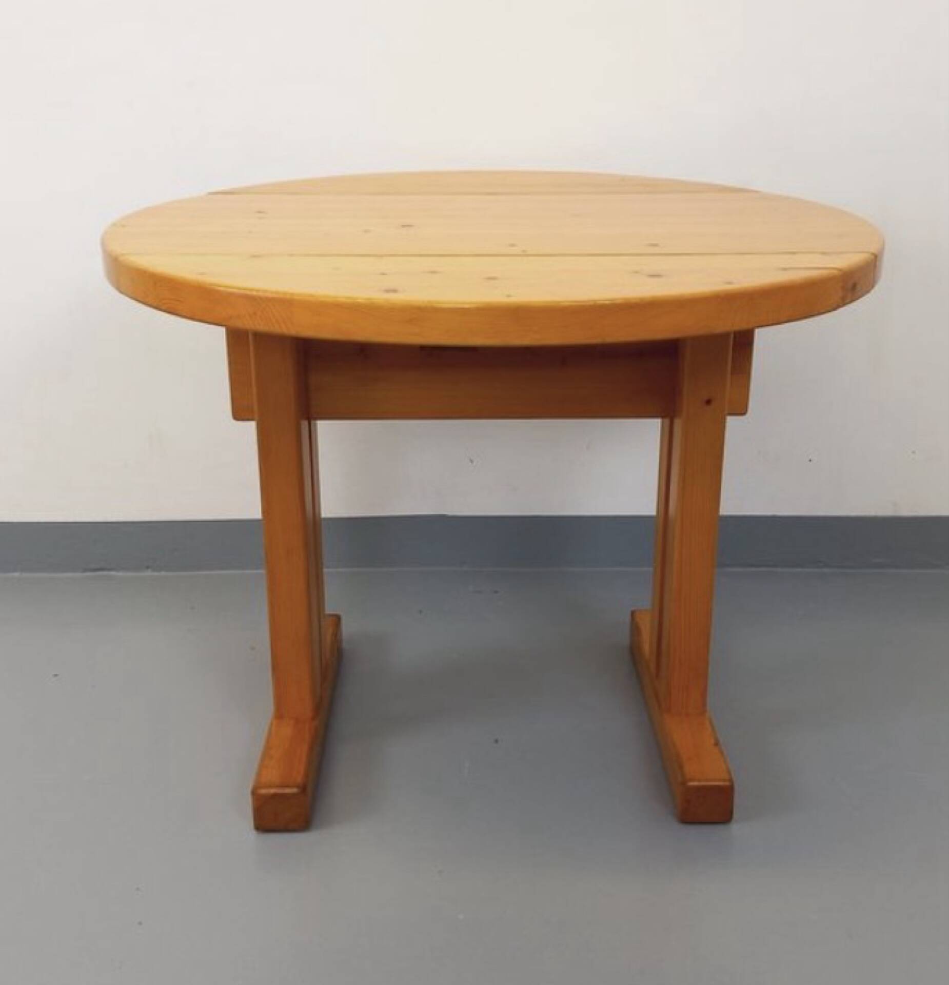 Table à manger ronde Charlotte Perriand les Arcs
