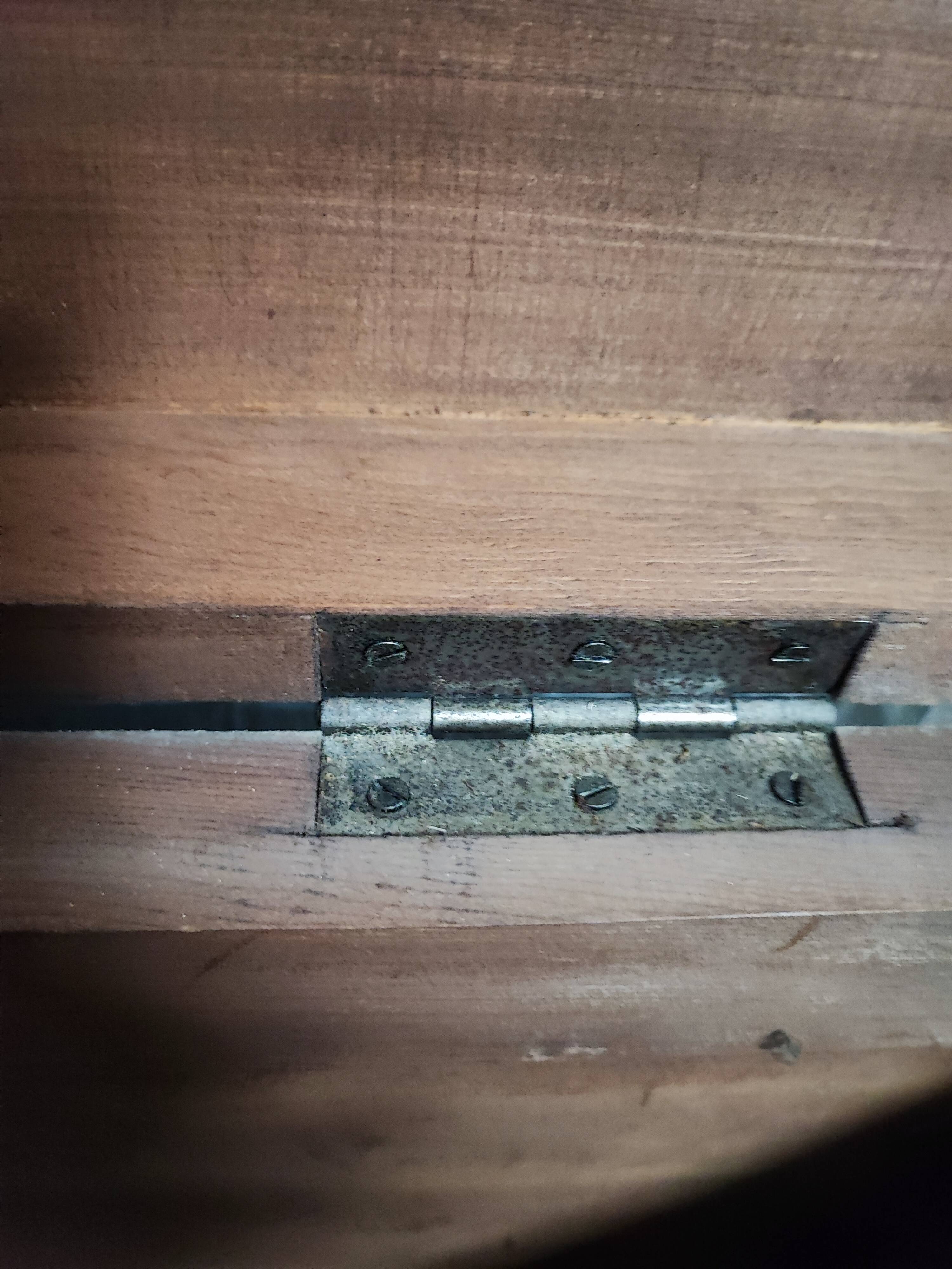 Ancien coffre en bois sculpté oriental