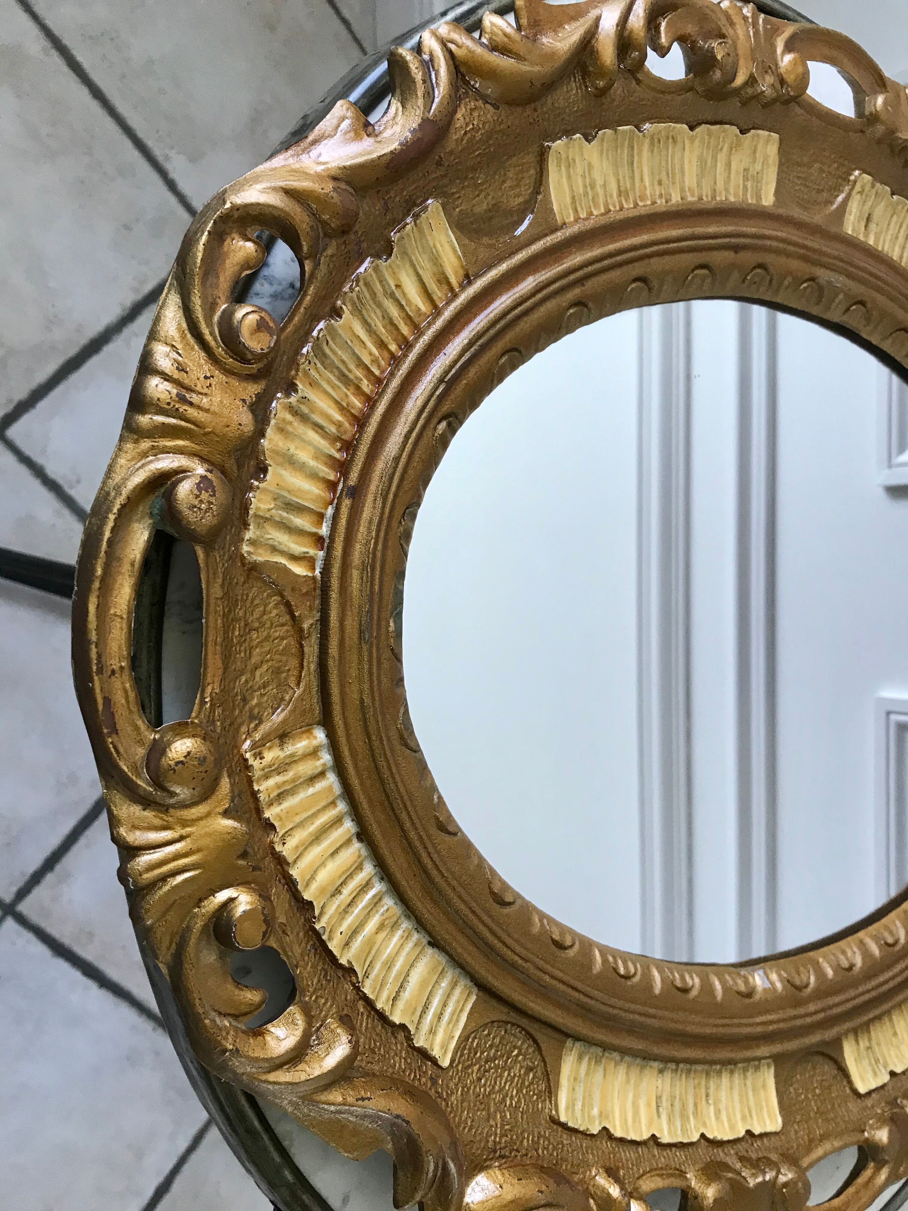 Miroir ovale médaillon en stuc doré années 70