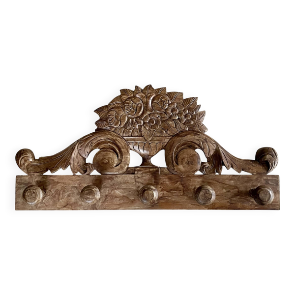 Porte-manteau mural sur fronton en bois sculpté