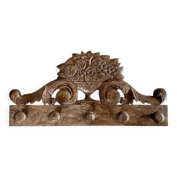 Porte-manteau mural sur fronton en bois sculpté
