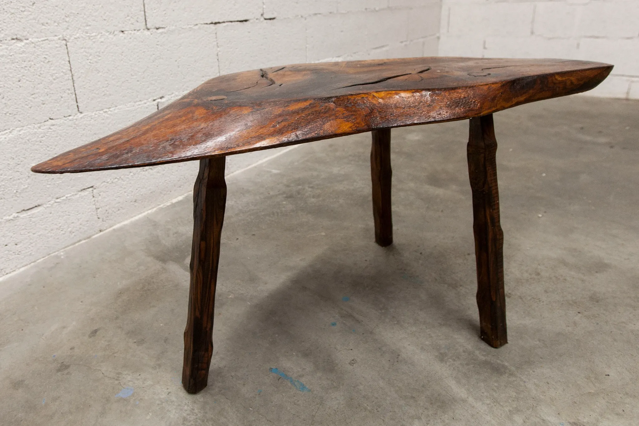 Table basse ou d'appoint brutaliste tripode asymétrique atypique 1960