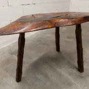 Table basse ou d'appoint brutaliste tripode asymétrique atypique 1960