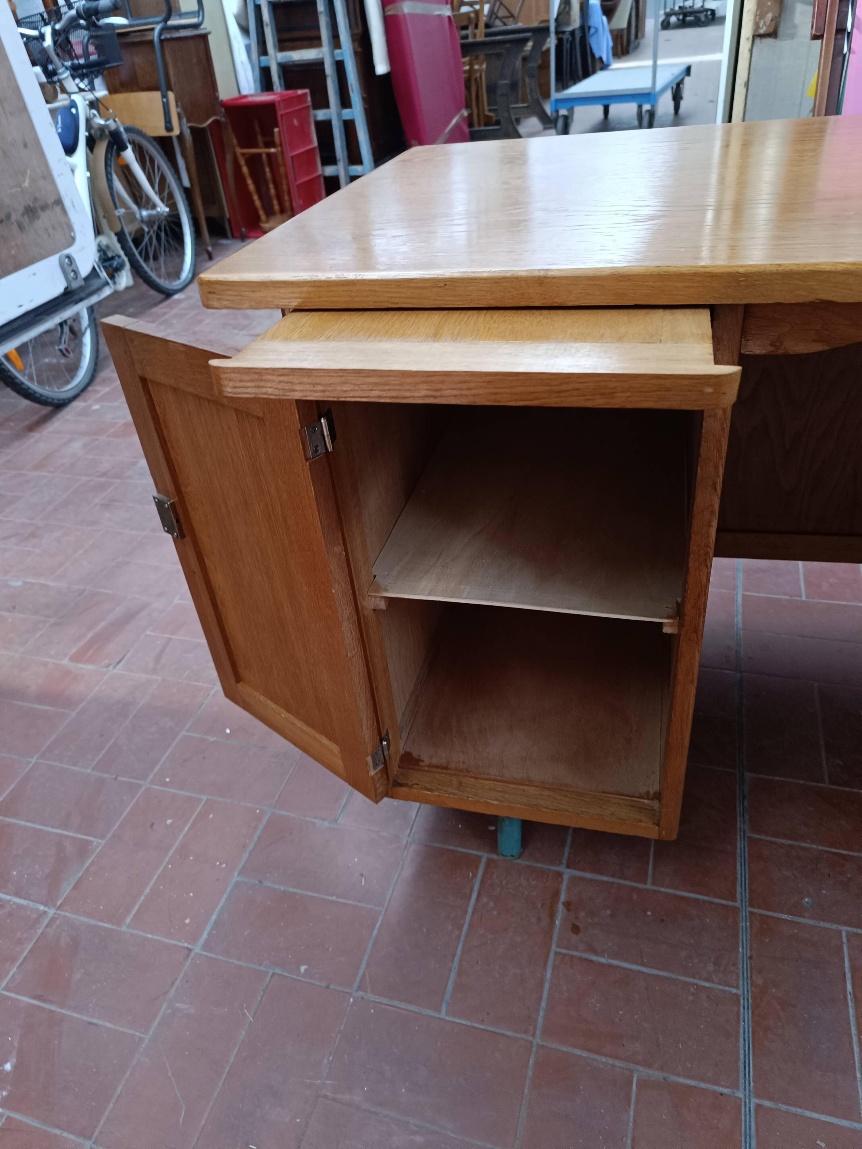 Teachers' desk and its Delagrave chair