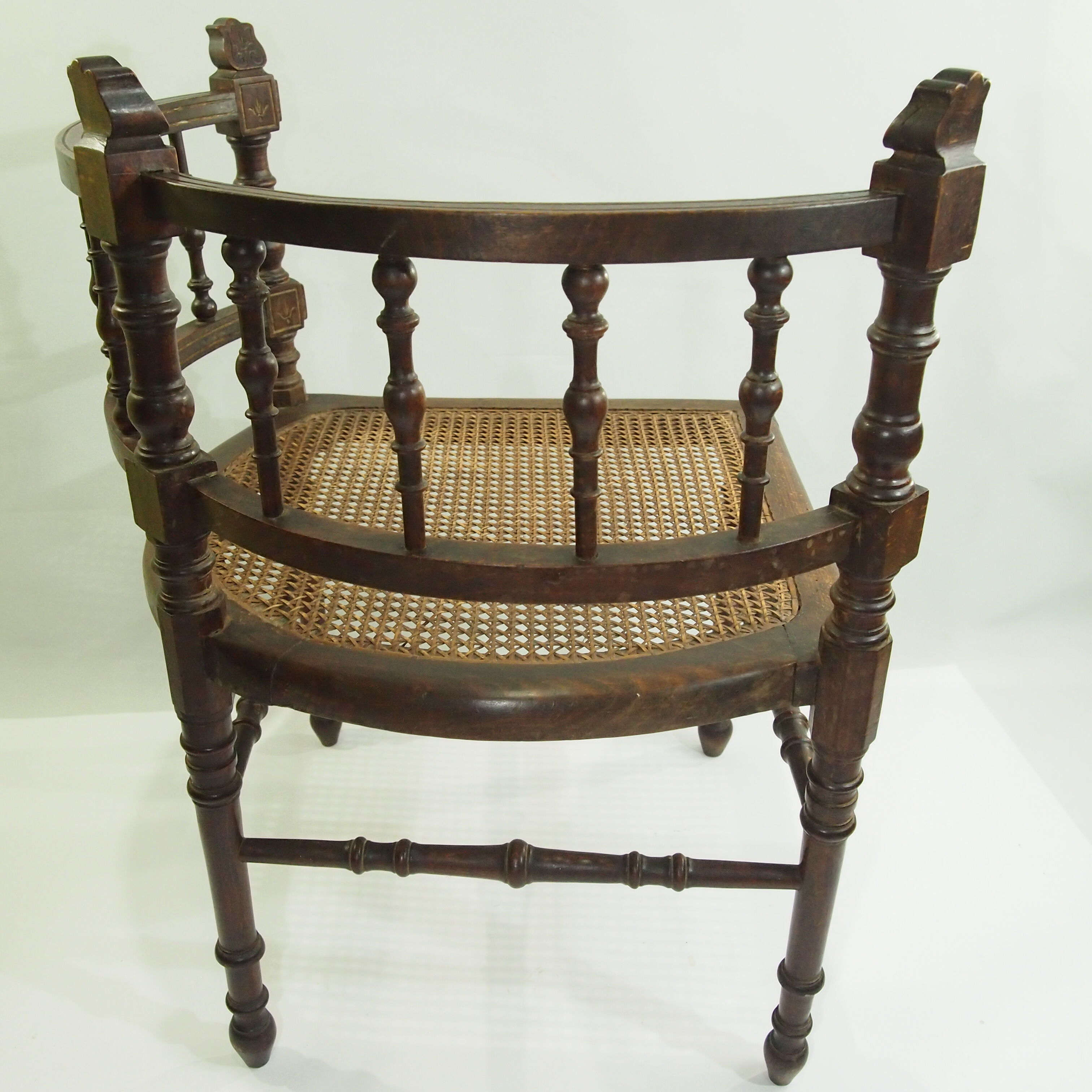 Traditional canning corner chair