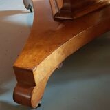 Round central foot table.