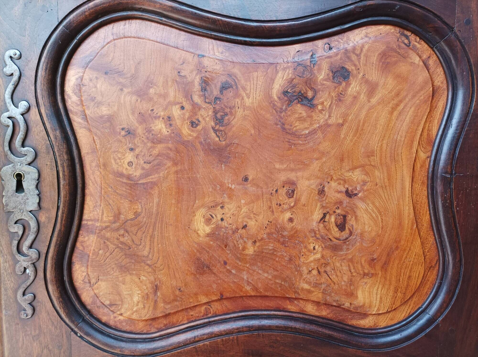 Standing man Louis XV in walnut and ash burl