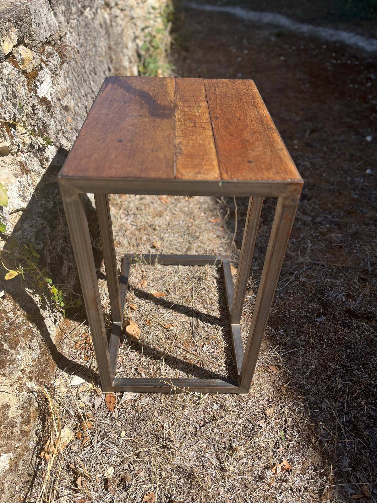 Table d’appoint industrielle en bois et métal