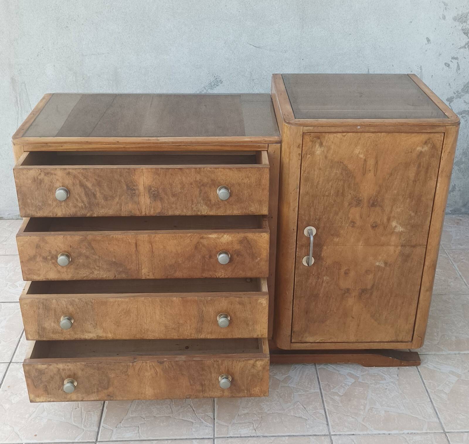 Art Deco buffet bar in walnut burl.