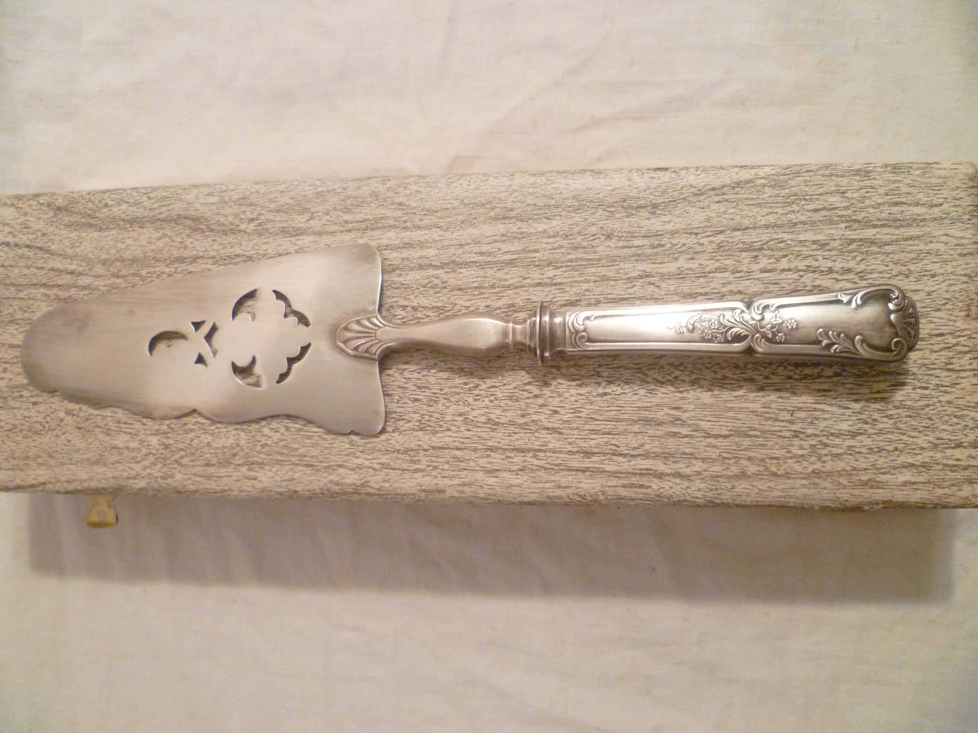PIE AND CAKE SERVER IN ENGRAVED SILVER & OPENWORK CLASSIC FLORAL STYLE