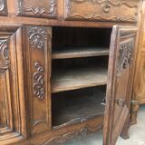 Buffet en noyer sculpté