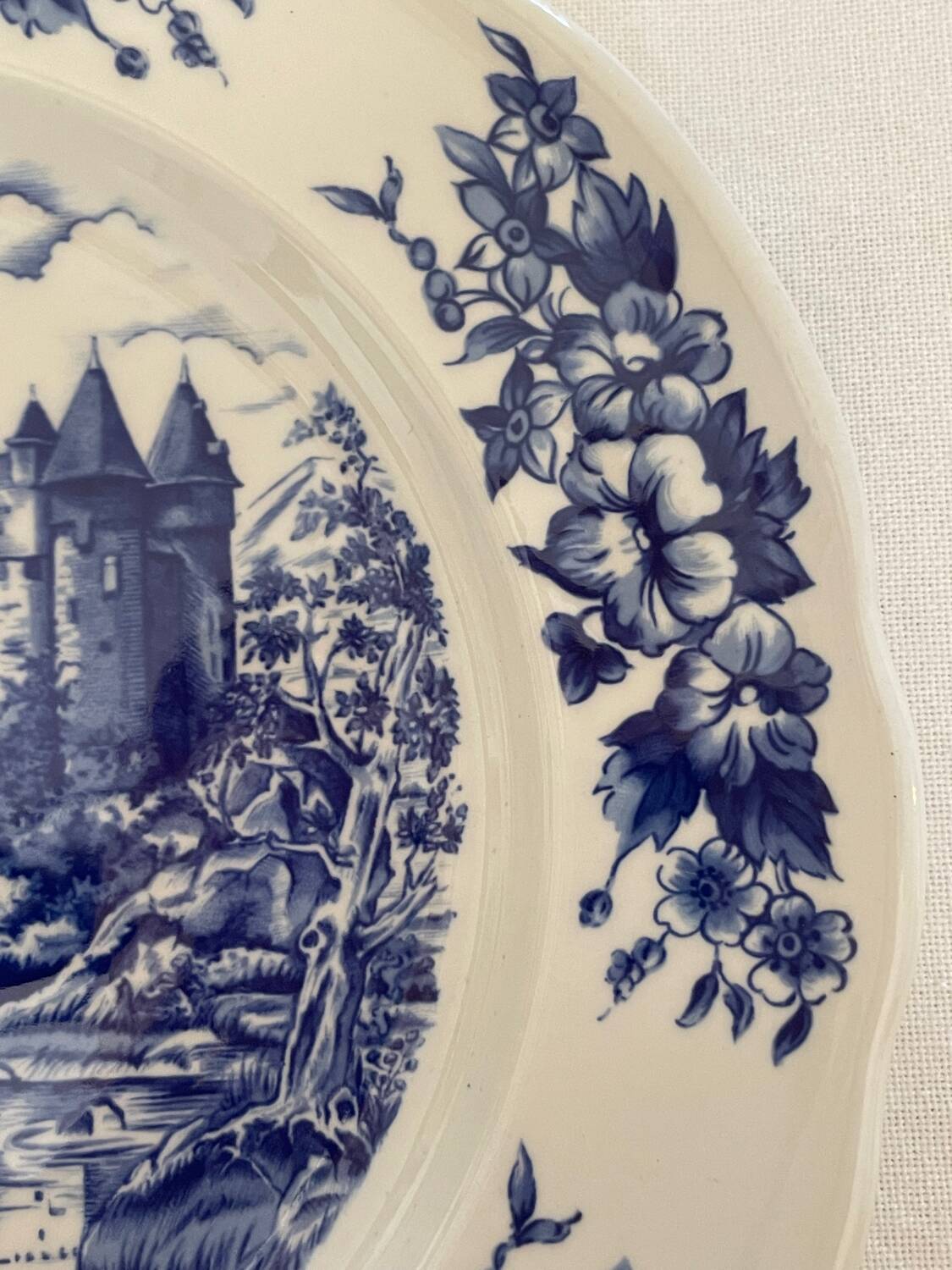 Set of 10 classic porcelain plates + 1 free – blue design