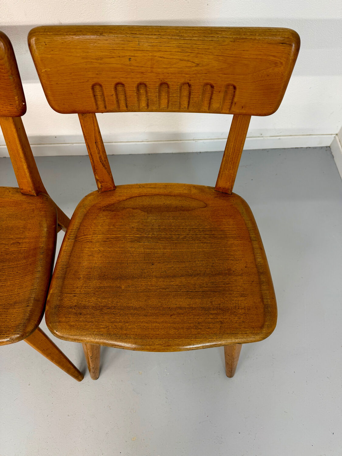 Set of 4 vintage solid oak chairs, 1960s design with sculpted backrest.