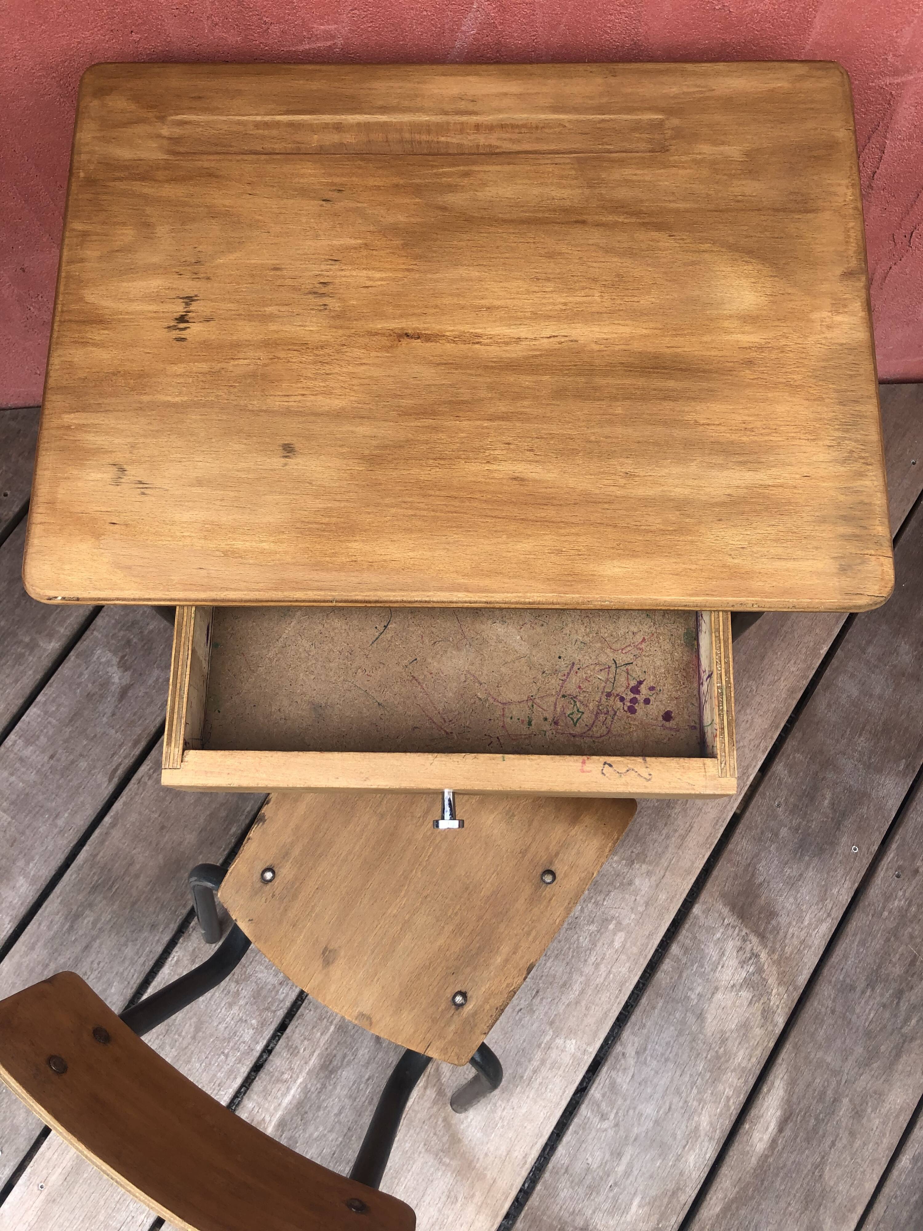 Vintage desk and chair for children between 3 and 5 years old