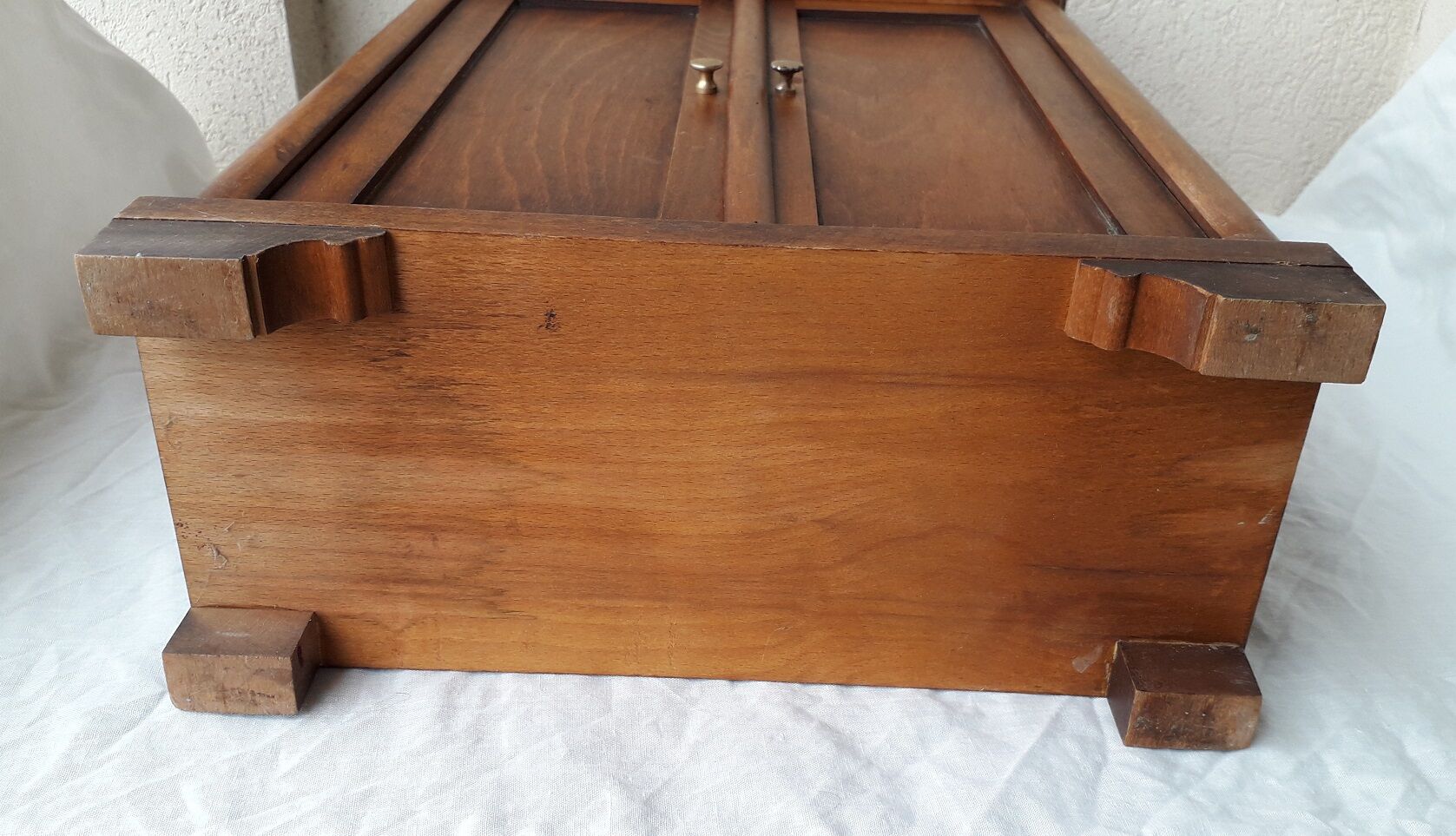 Armoire de poupée en bois