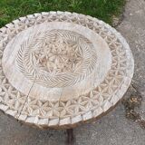 Table ouvragé en tek et pietement tripode