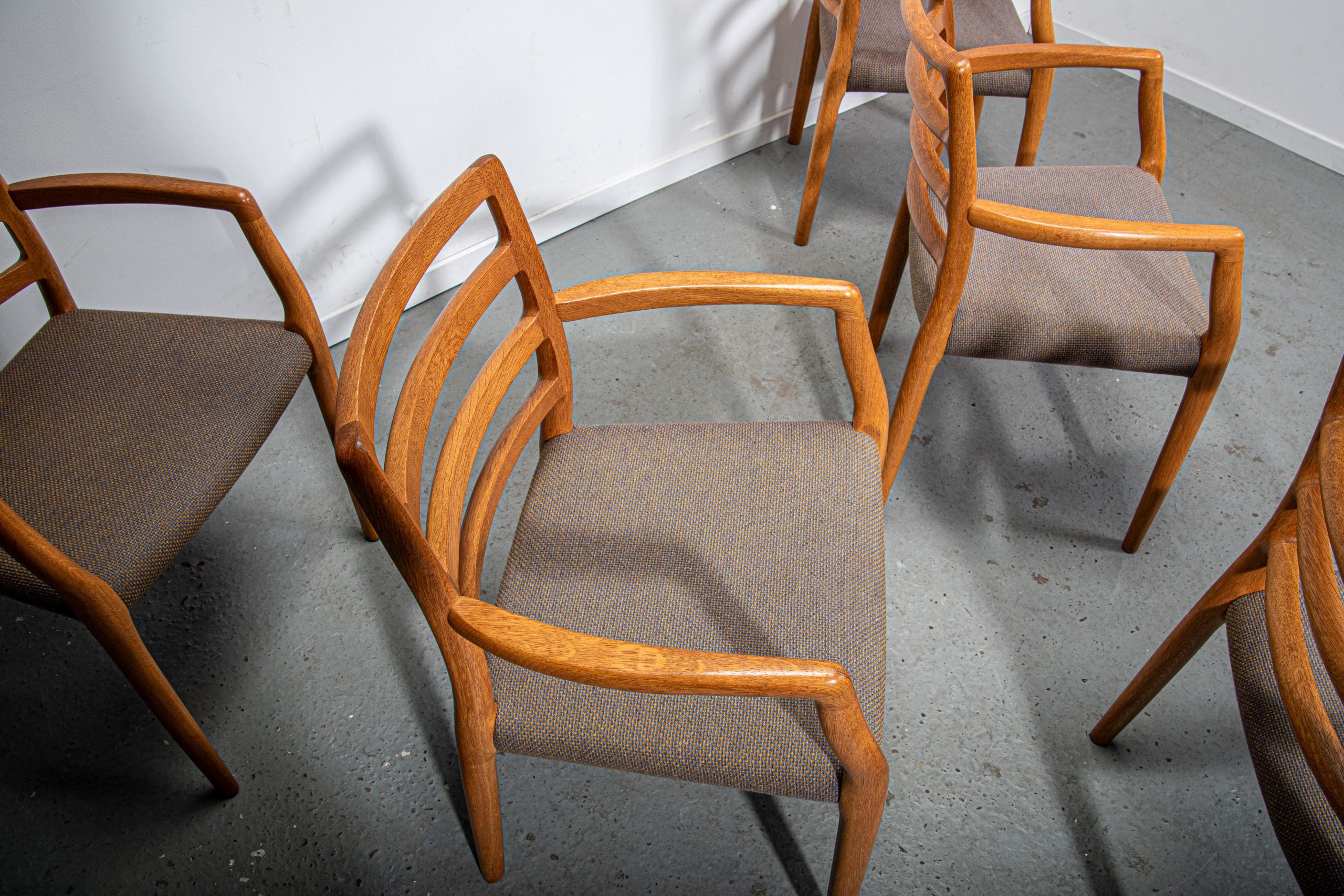 Fauteuils JL Moller modèle 68 en chêne avec tissu d'origine. Fabriqués au Danemark vers 1990.