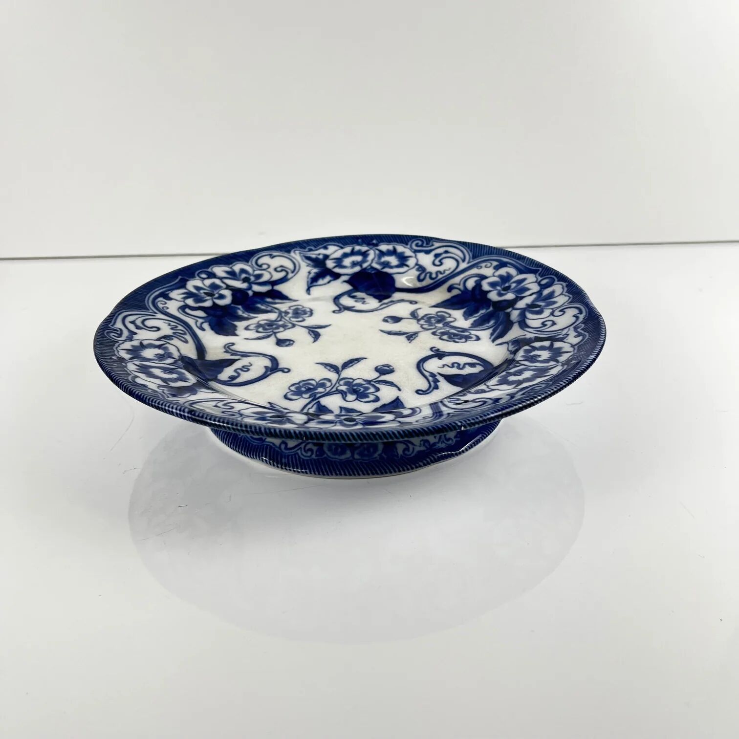 Plate on pedestal in ironstone "Flora" – Creil and Montereau, 19th century, blue
