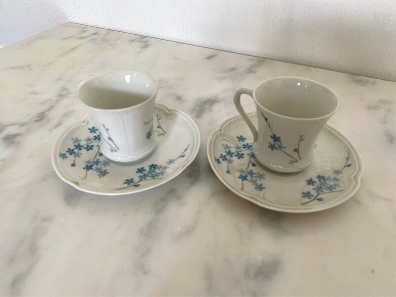 Lot 2 cups and under cups a coffee / old tea