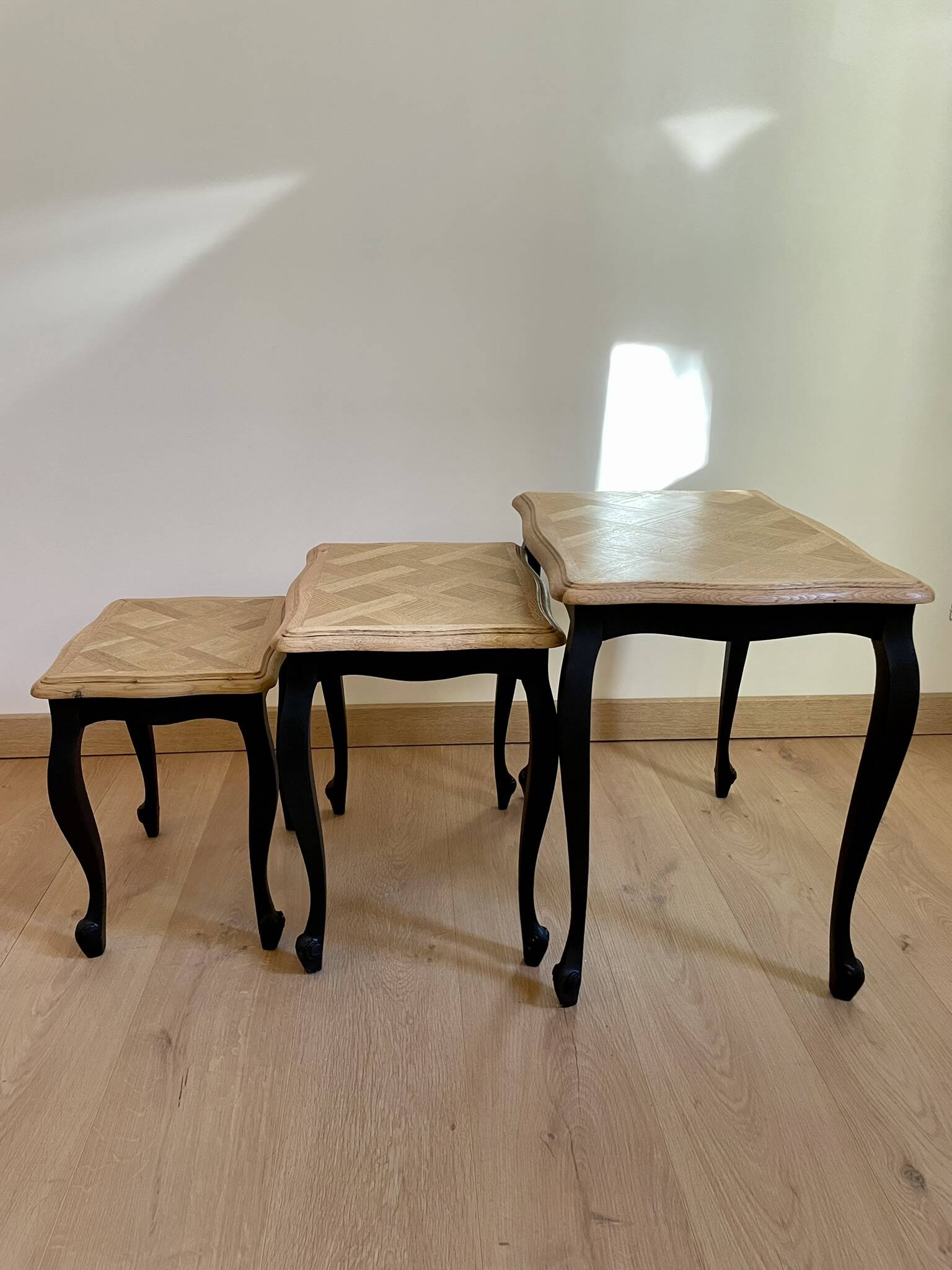 Nesting coffee tables