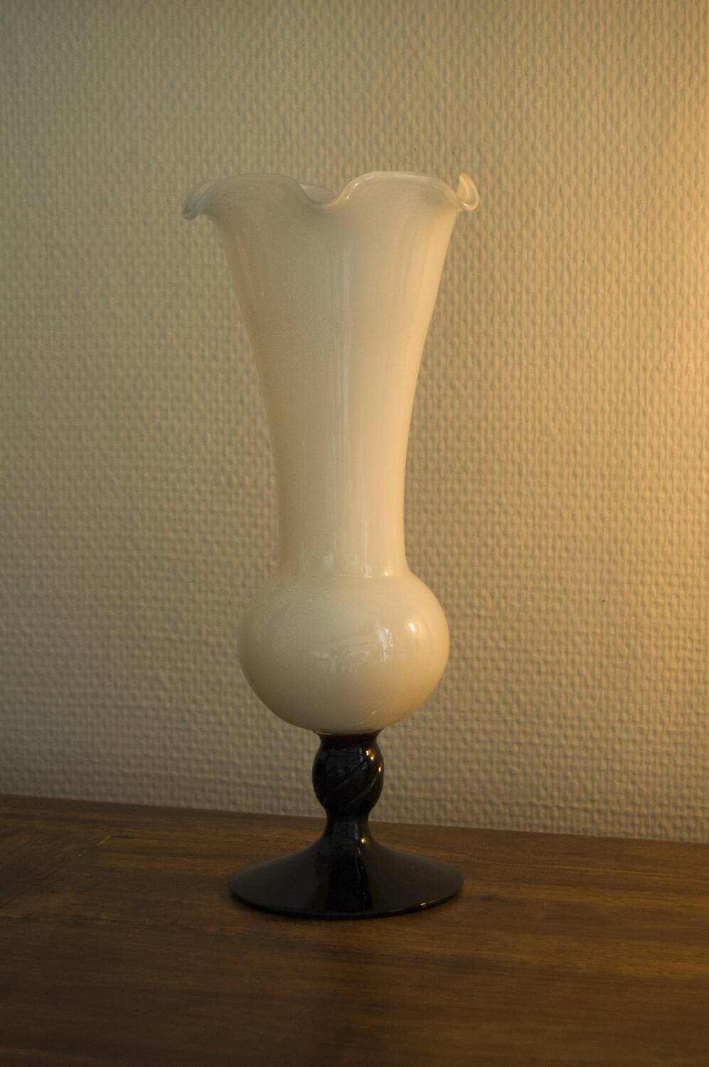 Vase vintage en verre opalin – Blanc et améthyste, années 1970/80