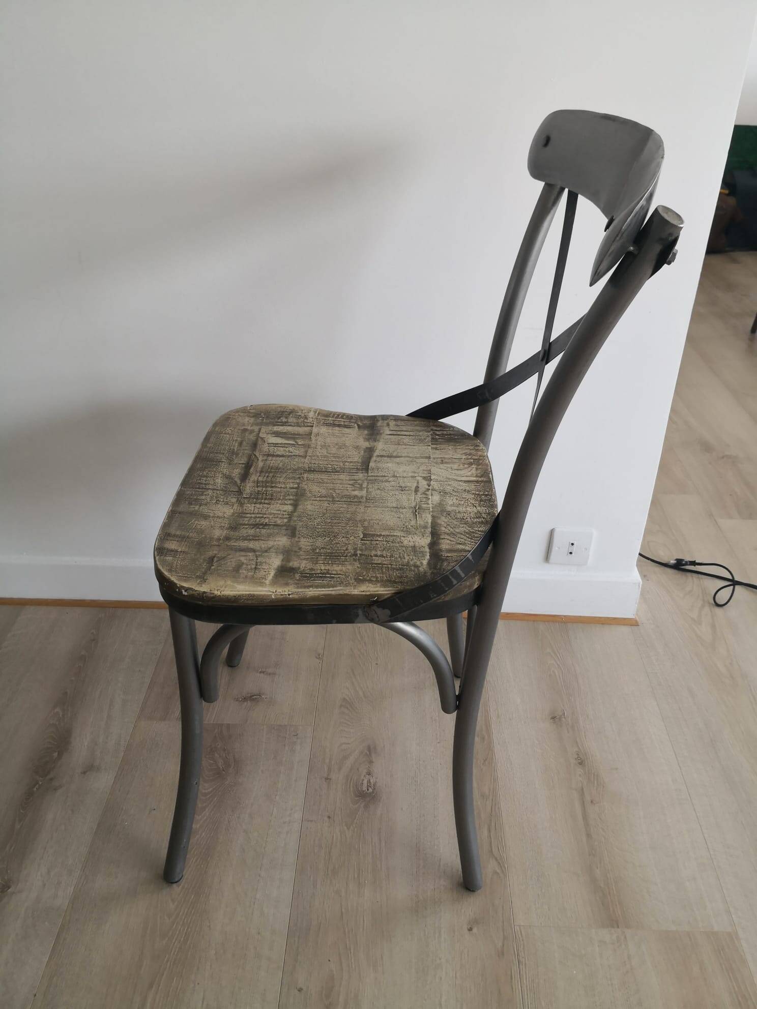 Chaise en métal