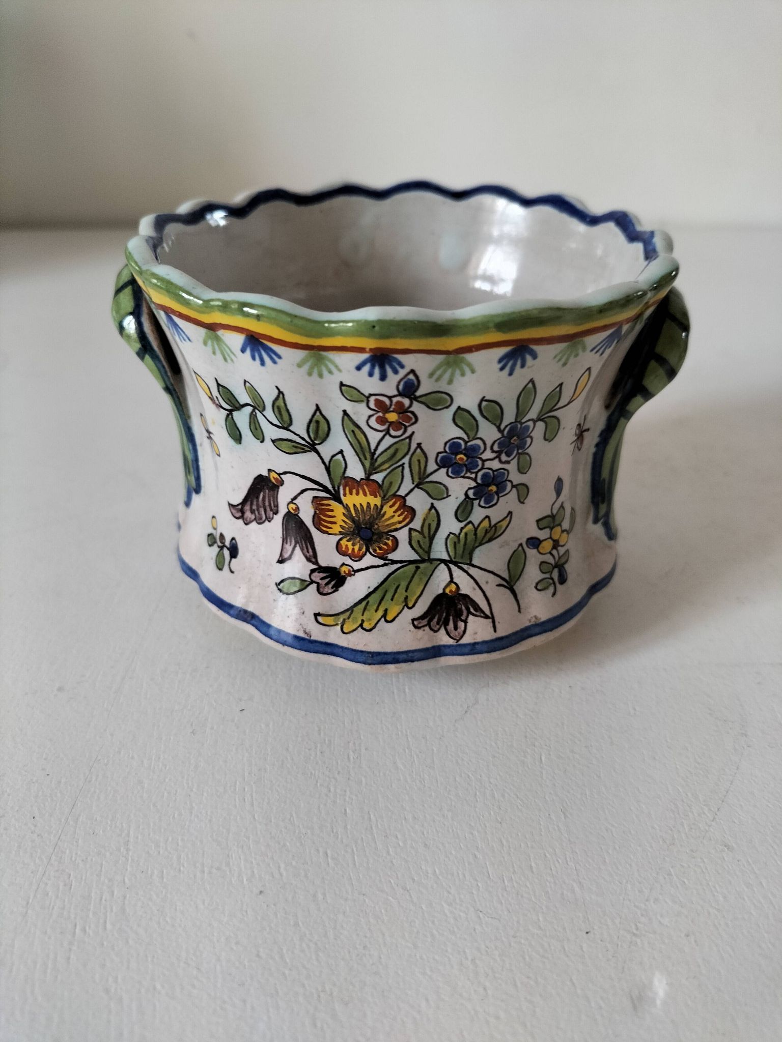 Petit cache-pot en faïence polychrome – Fourmaintraux-Courquin Desvres