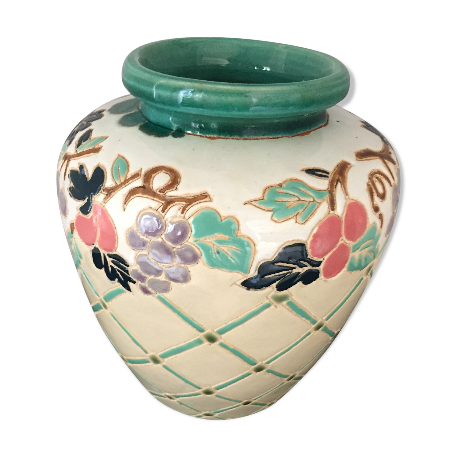 Vase in sandstone with decorations of diamonds and fruits