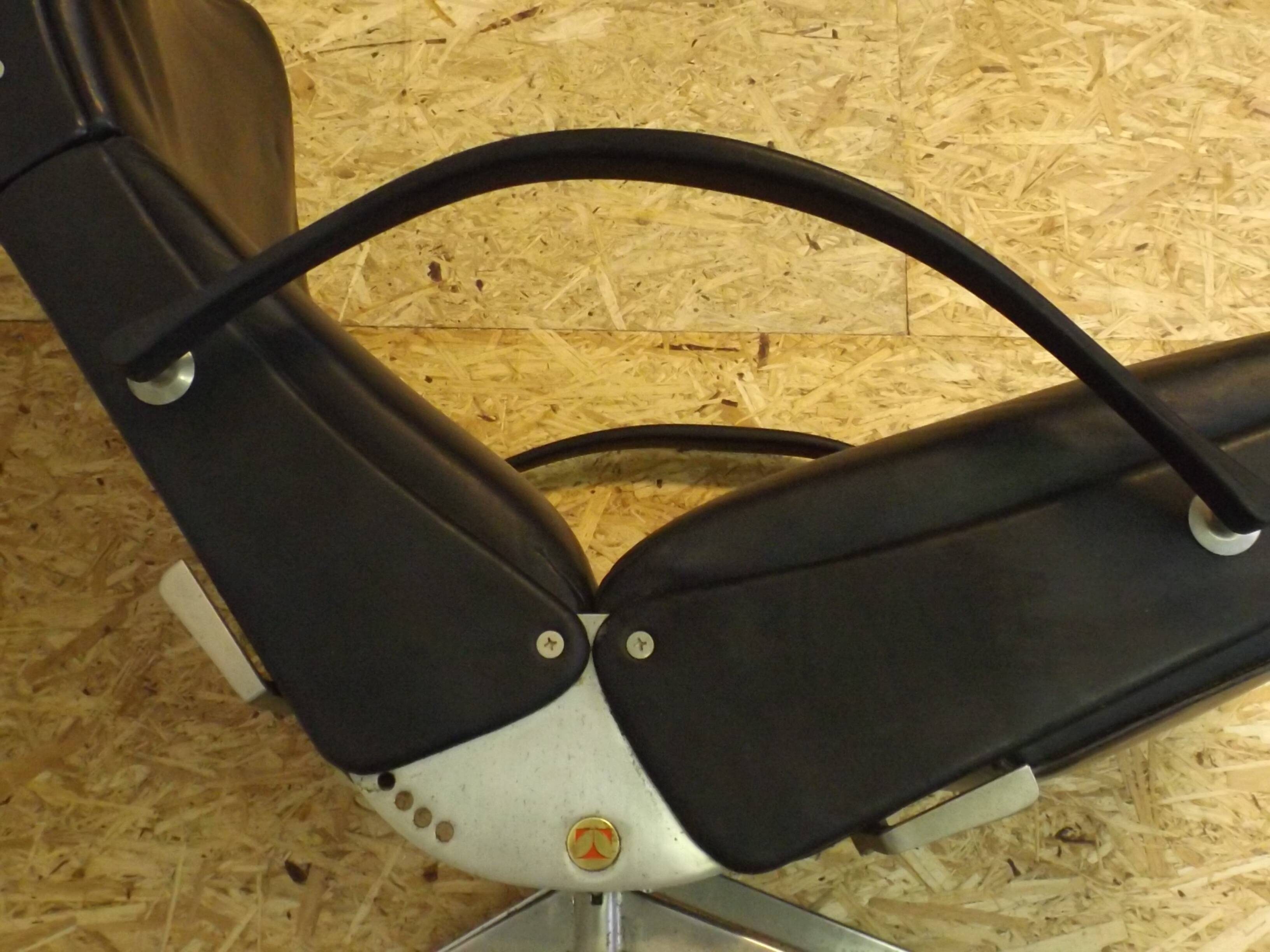 Tecno P40 chaise longue  , cuir noir