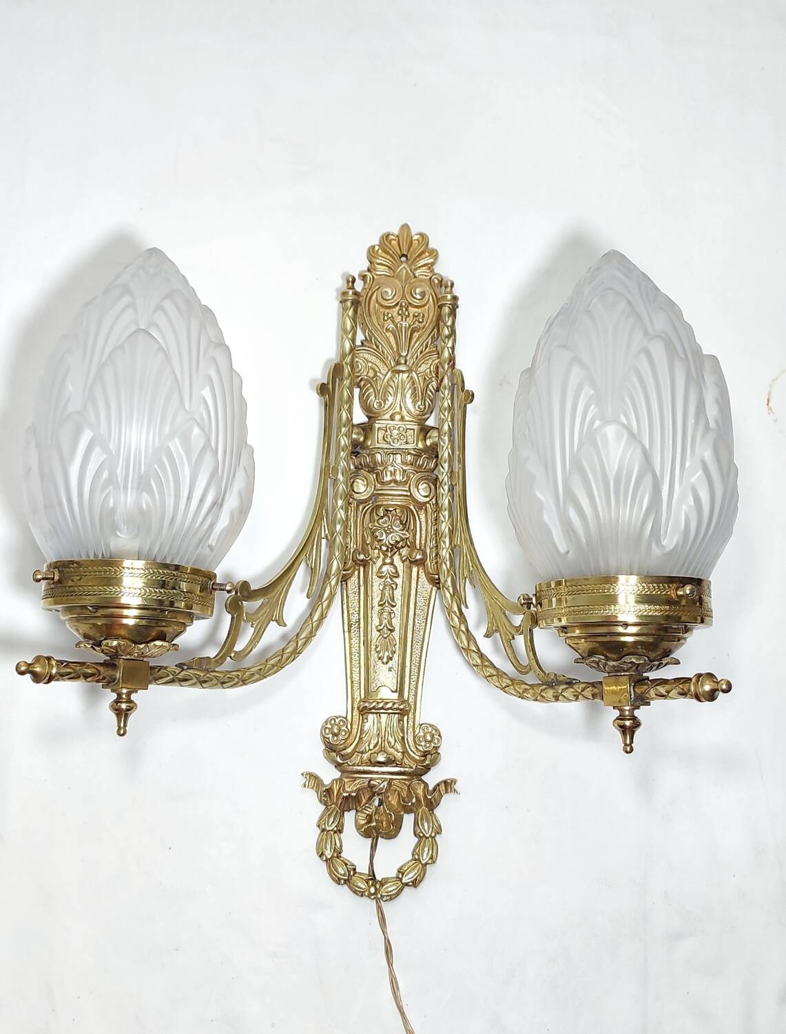 Aplique de pared de bronce. Francia, 1950s.