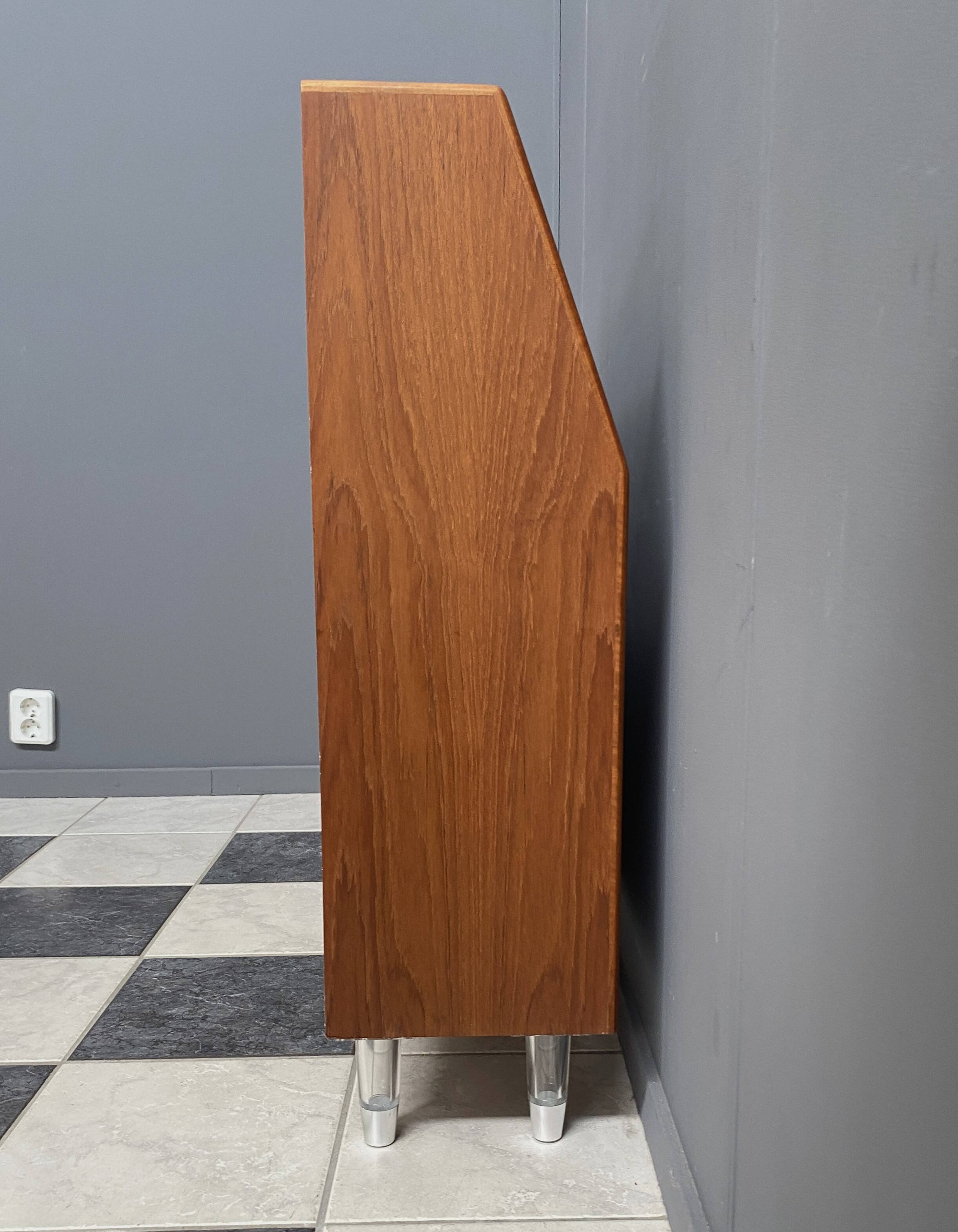 Buffet haut en teck sur pieds en lucite des années 1960