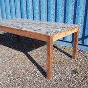Table à manger en teck avec plateau illustré
