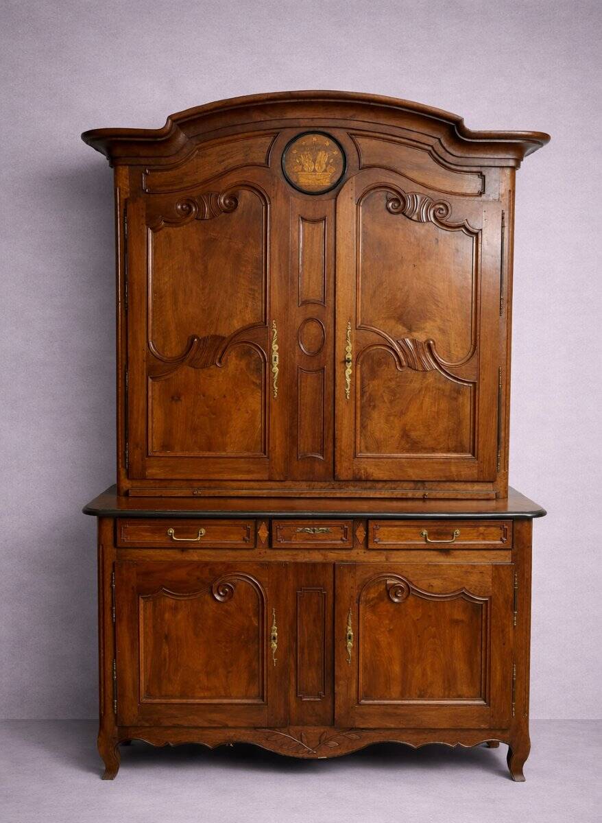 Buffet deux corps Louis XV Charolais en noyer, d’époque XVIIIᵉ si