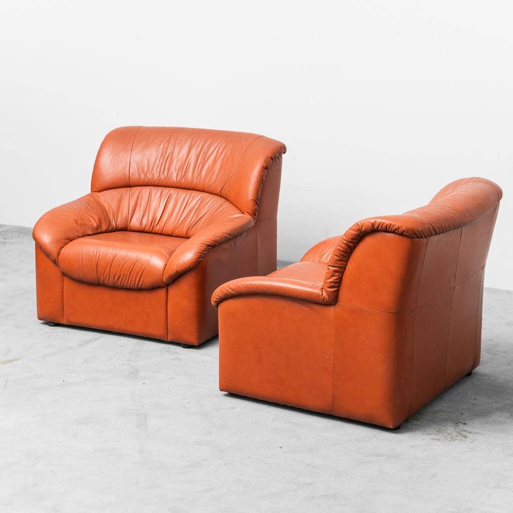 COPPIA DI POLTRONE VINTAGE IN PELLE ARANCIO ANNI ’70 MODERNARIATO