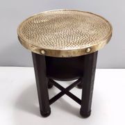 Table basse Durmast sécessionniste avec étagère et plateau rond en laiton, Austr