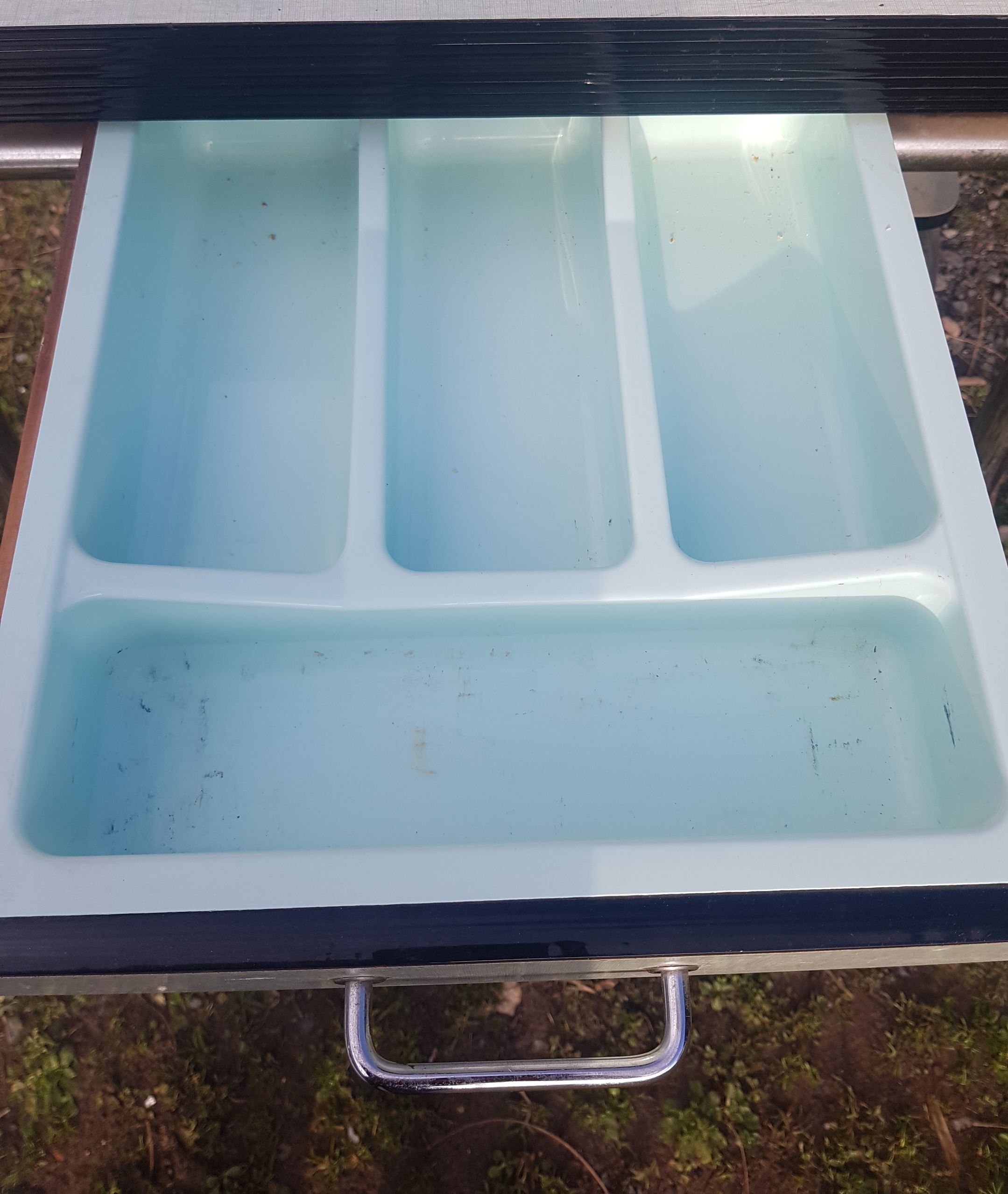 Table formica and its 4 chairs