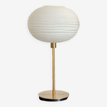 Lampe de table réalisée avec un globe ancien en verre blanc strié et un pied doré