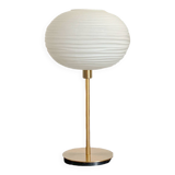 Lampe de table réalisée avec un globe ancien en verre blanc strié et un pied doré