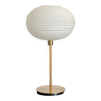 Lampe de table réalisée avec un globe ancien en verre blanc strié et un pied doré
