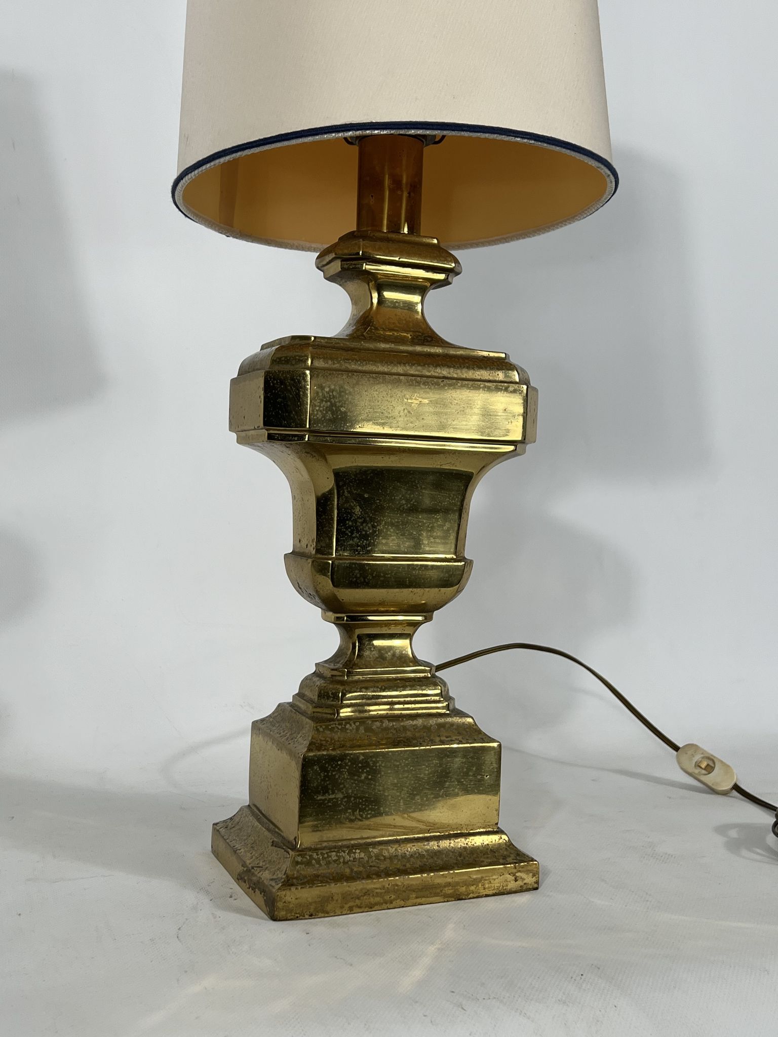 Lampe de table italienne en laiton massif des années 50