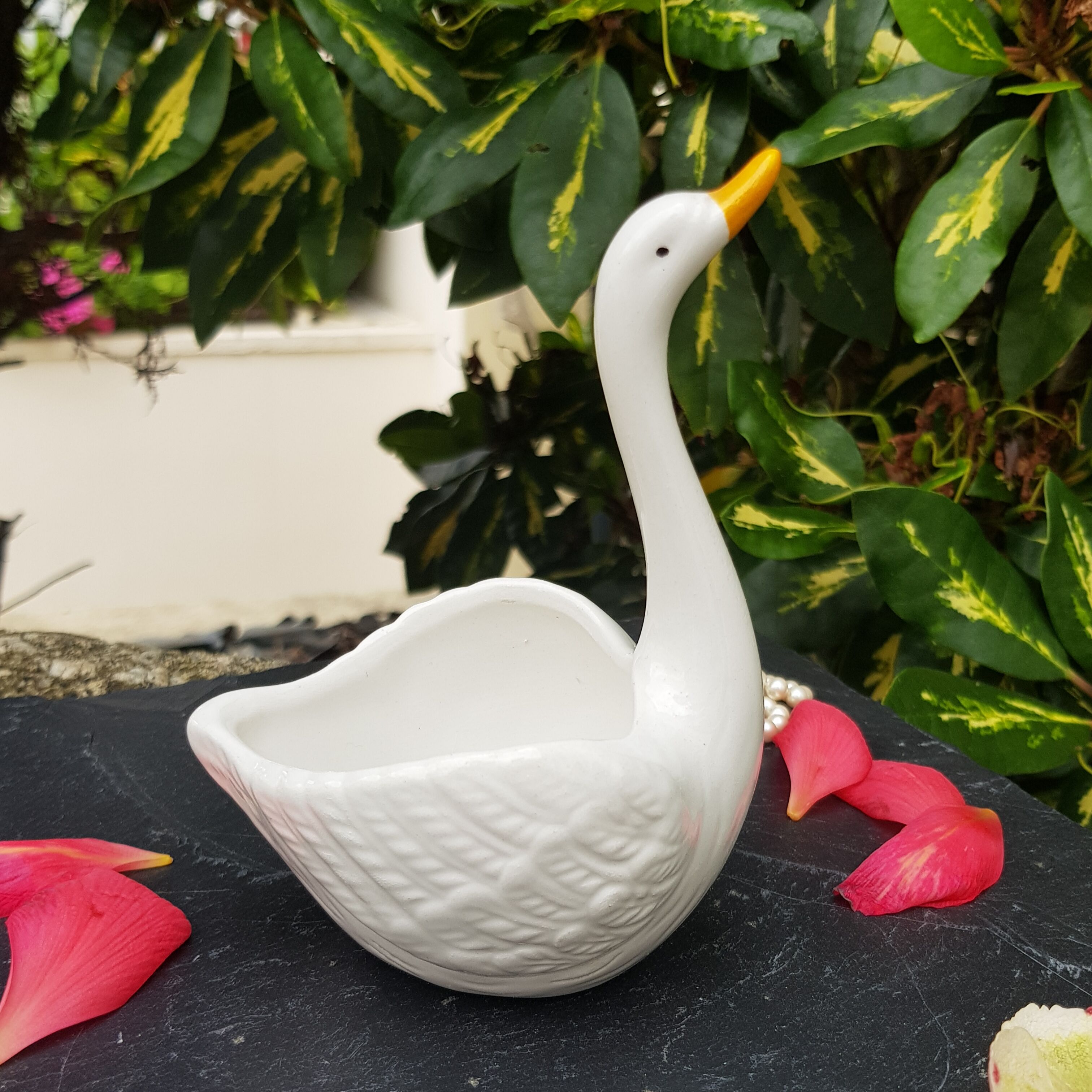 Ceramic ring holder swan