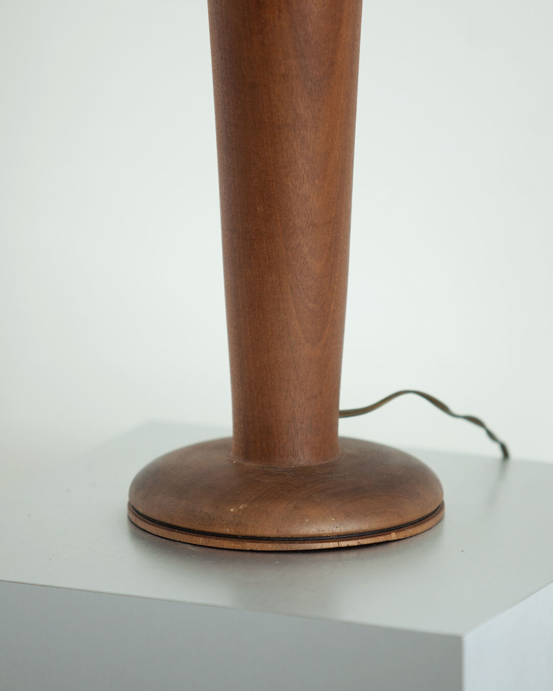 Lamp with oblong foot