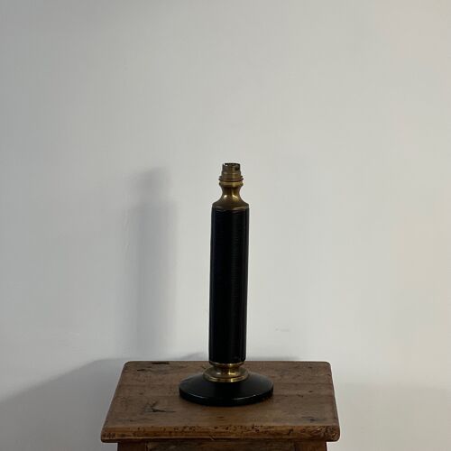 Pied de lampe de table en cuir noir et laiton du milieu du siècle