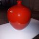 Vase rouge en céramique émaillée
