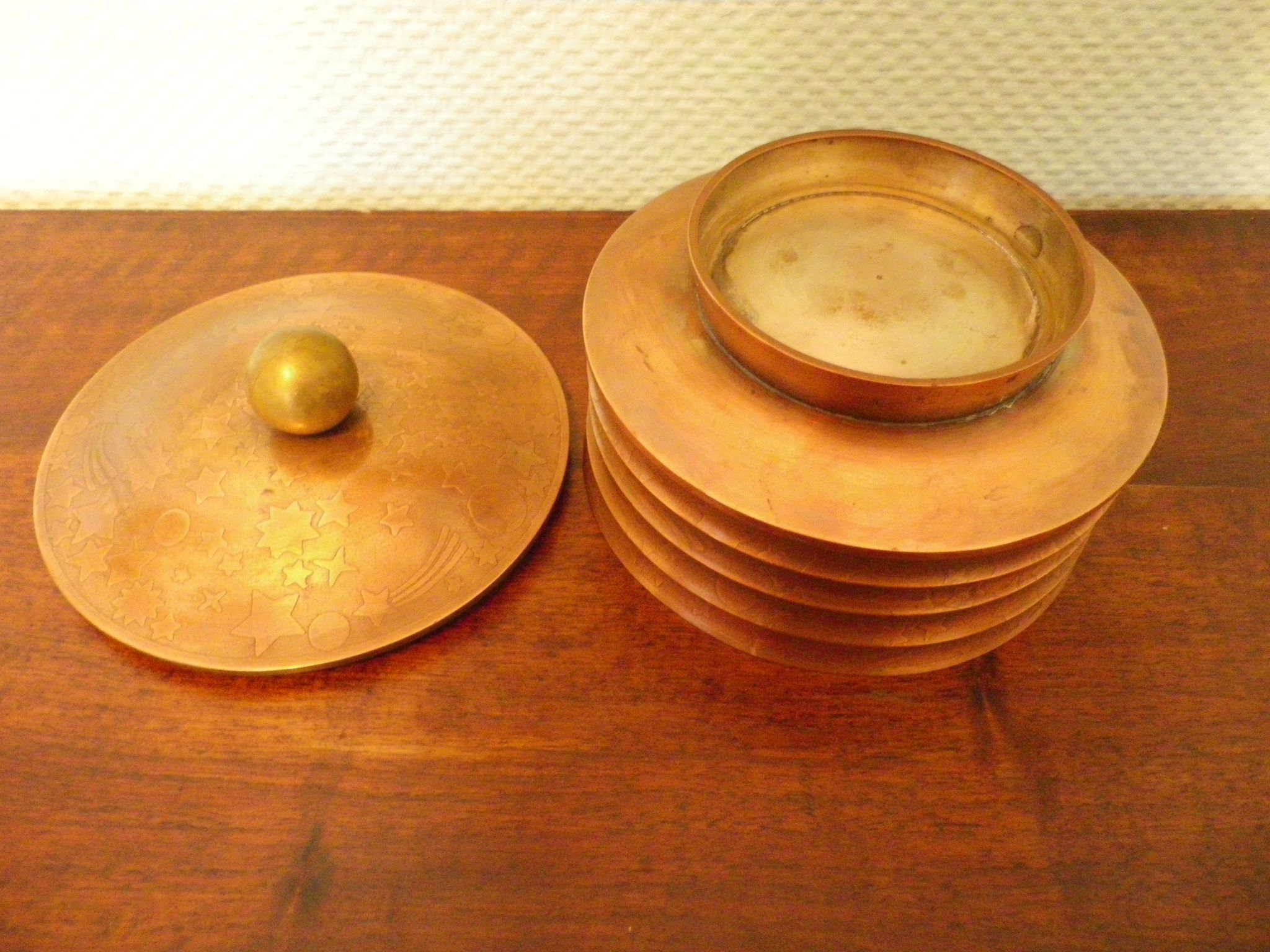 Empty pocket with its copper and metal incubator